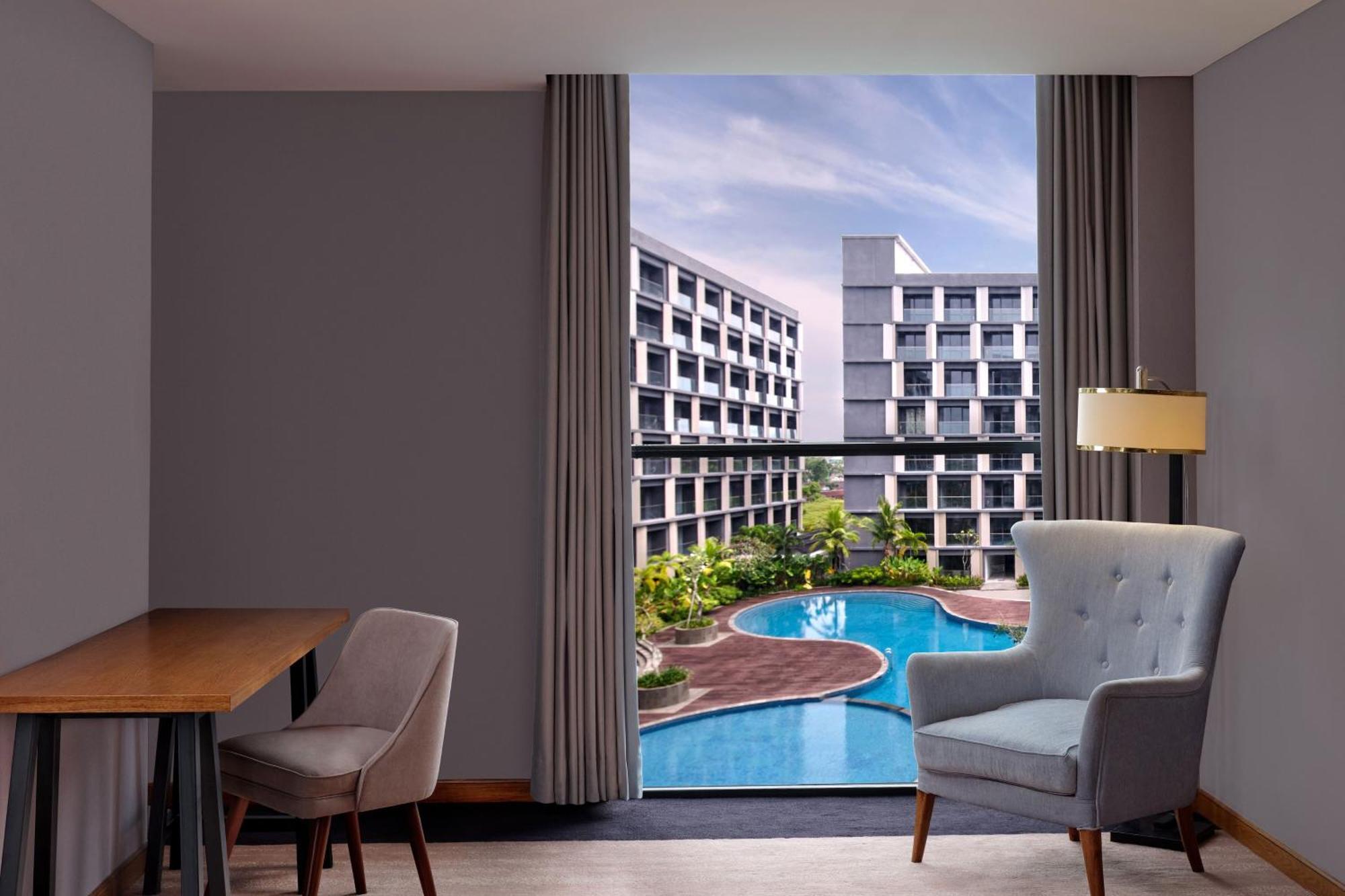 Deluxe Premium Corner King Room Pool View Airport Shuttle Transfer,1633060204:JPEG